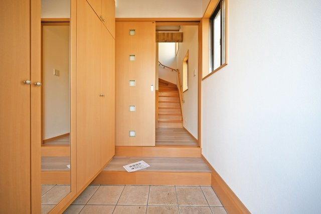 宝塚市高司3丁目中古戸建｜4LDK+駐車2台可(車種制限有)の玄関|1階玄関入ってすぐの内観写真です。 上部まで収納があるシューズBOX付き。 毎日使う玄関回りも常に片付いた状態を維持できそうです。