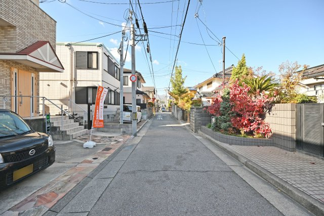 宝塚市高司3丁目中古戸建｜4LDK+駐車2台可(車種制限有)の前面道路含む現地写真|前面道路幅は側に約4.3ｍ幅です。