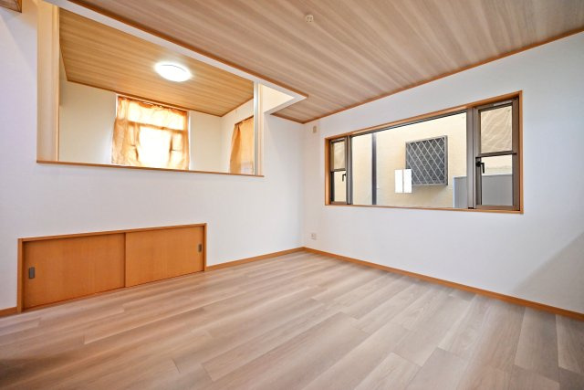 宝塚市高司3丁目中古戸建｜4LDK+駐車2台可(車種制限有)の居間・リビング|１階LDKの内観写真です。スキップフロアや対面式キッチンなど、子どもの成長とともに少なくなりがちな家族間のコミュニケーションが必然的にとれる間取りづくりも魅力のひとつです。