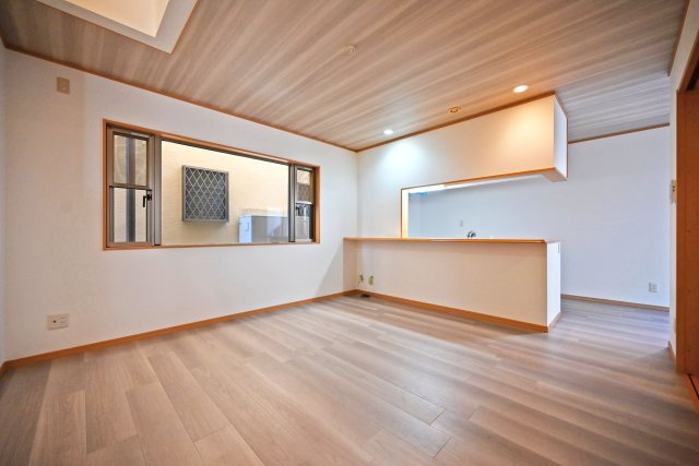 宝塚市高司3丁目中古戸建｜4LDK+駐車2台可(車種制限有)の居間・リビング|1階LDKは約16帖でゆとりある広さです。 インテリア配置に困らない間取り設計に加え、お子様のいる世帯に必要な部屋数を備えた物件です。