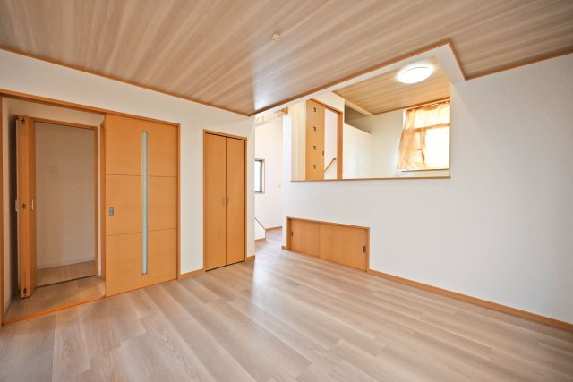 宝塚市高司3丁目中古戸建｜4LDK+駐車2台可(車種制限有)の居間・リビング|リビングに収納スペースが設けられているので、 日用品のストックや、お掃除用具などを幅広く収納できる便利なスペースです。