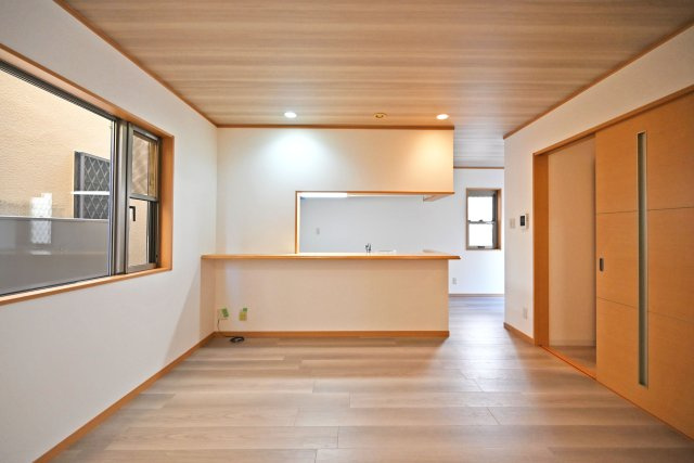 宝塚市高司3丁目中古戸建｜4LDK+駐車2台可(車種制限有)の居間・リビング|1階LDKの内観写真です。ナチュラルテイストな内装はどんな家具も合わせやすく、お好みのインテリアコーディネートをお楽しみいただけます。