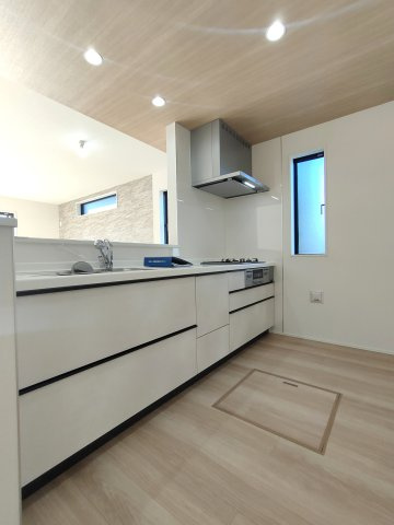 三郷市　鷹野5丁目　新築戸建　全2棟のキッチン|家族と会話が弾む、使いやすいコミュニケーションキッチン