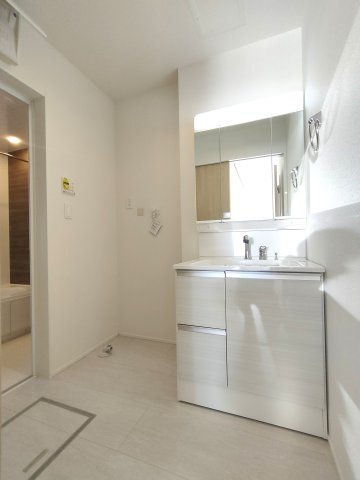 三郷市　鷹野5丁目　新築戸建　全2棟の洗面所|明るく清潔な洗面室で一日を気持ちよくスタート