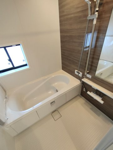 三郷市　鷹野5丁目　新築戸建　全2棟の浴室|ゆったり浴槽で一日の疲れをリセット