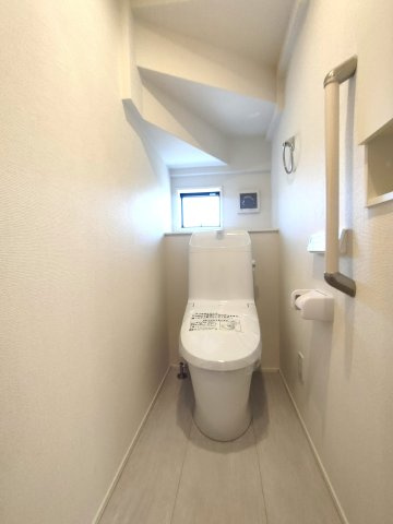 三郷市　鷹野5丁目　新築戸建　全2棟のトイレ|シンプルで清潔感あり。毎日気持ちよく使える空間