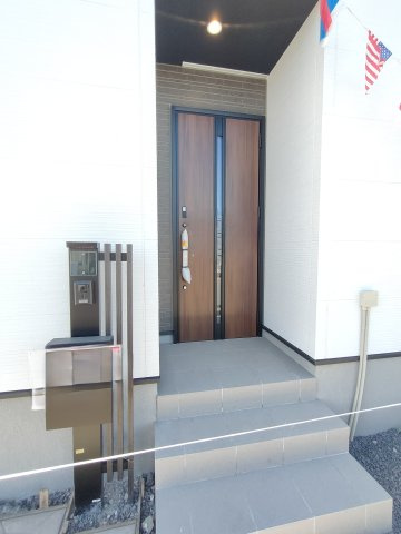 三郷市　鷹野5丁目　新築戸建　全2棟の玄関|収納充実の“住まいの顔”。第一印象もスマート