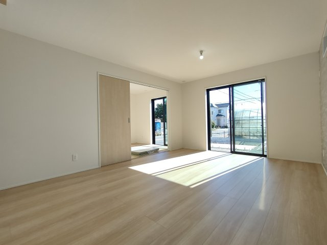 三郷市　鷹野5丁目　新築戸建　全2棟の居間・リビング|ゆったり広さで休日も至福。笑顔が集まるリビング