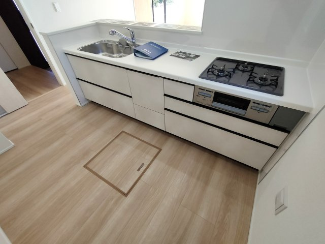 三郷市　鷹野5丁目　新築戸建　全2棟のキッチン|明るく清潔なシステムキッチンで毎日を楽しく