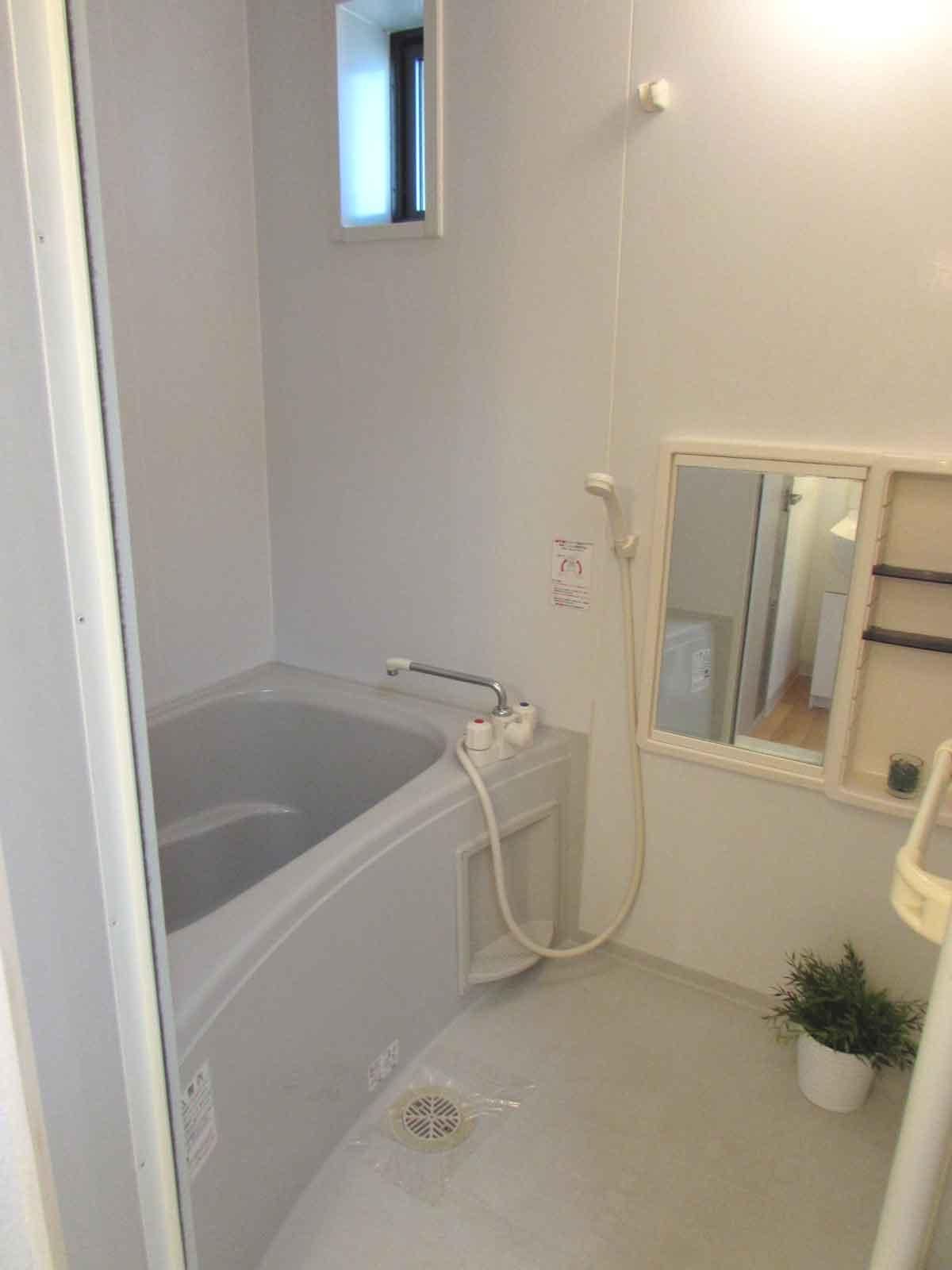 グランデソーニョB棟の浴室|窓のある浴室