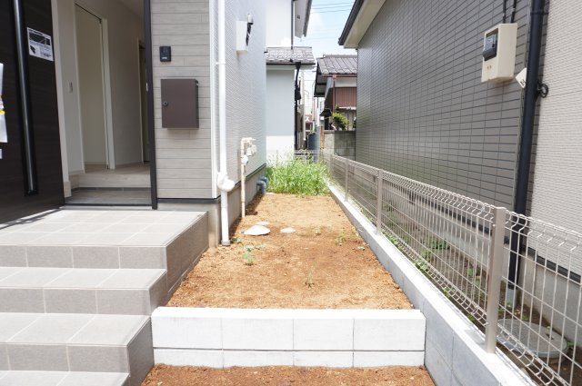 越谷市弥栄町3丁目 新築分譲住宅の庭
