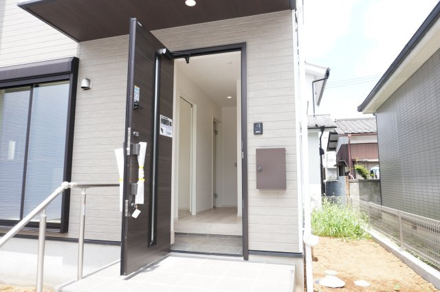 越谷市弥栄町3丁目 新築分譲住宅の玄関