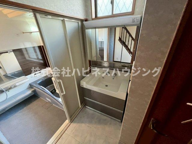 柏市旭町２丁目貸家の独立洗面台