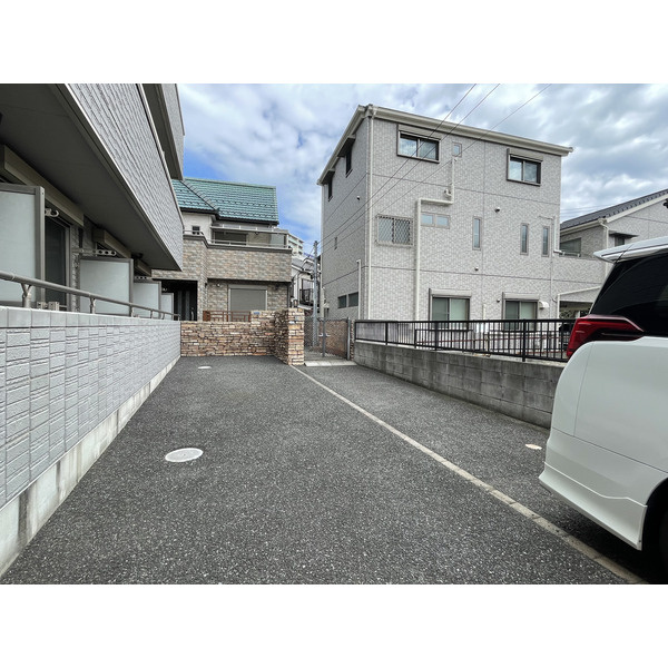 柏市旭町２丁目貸家の駐車場|門扉前に縦列にて駐車可、隣建物側には駐車不可。