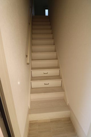 階段下も収納あります