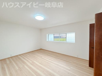 【洋室】 | 岐阜市上尻毛八幡！リビング30帖の開放感のある中古住宅！お車スペース4台可能！敷地88坪！ | 岐阜市上尻毛八幡！リビング30帖の開放感のある中古住宅！お車スペース4台可能！敷地88坪！