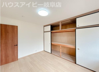 【洋室】 | 岐阜市上尻毛八幡！リビング30帖の開放感のある中古住宅！お車スペース4台可能！敷地88坪！ | 岐阜市上尻毛八幡！リビング30帖の開放感のある中古住宅！お車スペース4台可能！敷地88坪！