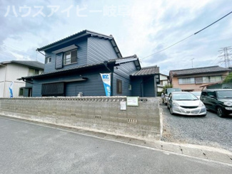 【前面道路含む現地写真】 | 岐阜市上尻毛八幡！リビング30帖の開放感のある中古住宅！お車スペース4台可能！敷地88坪！ | 岐阜市上尻毛八幡！リビング30帖の開放感のある中古住宅！お車スペース4台可能！敷地88坪！