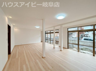 【居間・リビング】 | 岐阜市上尻毛八幡！リビング30帖の開放感のある中古住宅！お車スペース4台可能！敷地88坪！ | 岐阜市上尻毛八幡！リビング30帖の開放感のある中古住宅！お車スペース4台可能！敷地88坪！