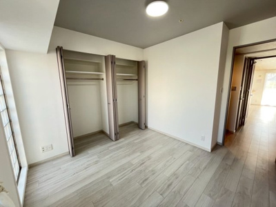 【洋室】 | プライムスクエア住吉公園 | 【クローゼット】お部屋を広く利用するために必須な収納が全室付いています♪もちろんお荷物を収納されても良しの勝手の良いクローゼットは嬉しいですね♪