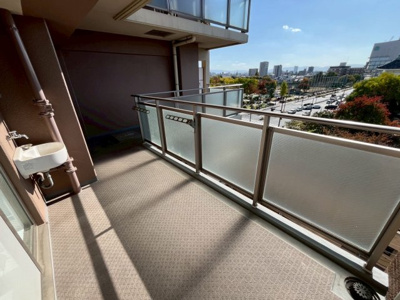 【バルコニー】 | プライムスクエア住吉公園 | 【バルコニー３ヵ所ありますよ】南面ワイドバルコニーですので、洗濯物が良く乾きますね♪スロップシンクも付いているので、バルコニーの掃除やガーデニングの水やりにも便利です！