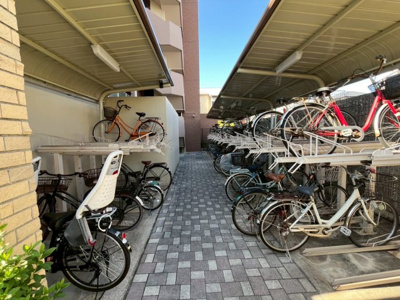 【駐輪場】 | プライムスクエア住吉公園 | 駐輪場に屋根があるので、雨の日に自転車が濡れにくく嬉しいですね！