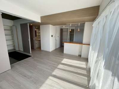 【居間・リビング】 | プライムスクエア住吉公園 | ＬＤＫ約１３．５帖！２面採光のリビングは、陽光あふれる明るい空間です！居心地の良い快適な安らぎの場所にもなりそうです♪