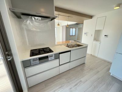 【キッチン】 | プライムスクエア住吉公園 | 【システムキッチン新調（食器洗浄機付）】対面式を採用したキッチンですので、リビングで寛ぐご家族をいつも感じられます！会話を楽しみながら家事ができますね♪