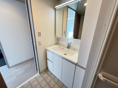 【独立洗面台】 | プライムスクエア住吉公園 | 【シャワー付き洗面台新調】身だしなみを整えるのに重宝するシャワー付きの洗面台です♪洗面室に収納もあるため、整頓しやすいですね！