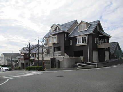 広島市西区井口台3丁目　中古一戸建ての前面道路含む現地写真