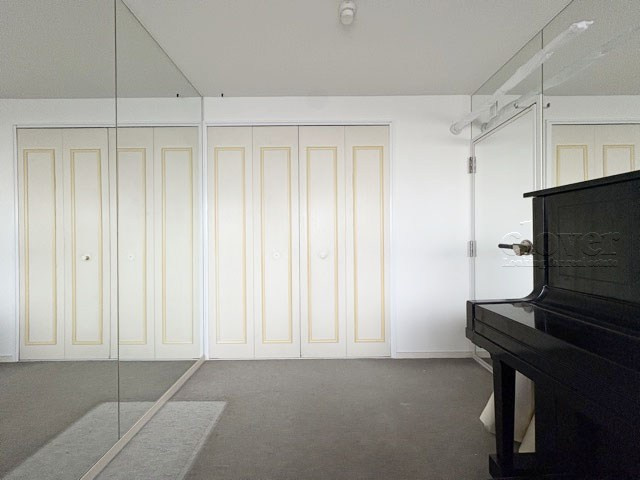 【子供部屋】 | グリーンキャピタル中野江原町 | 洋室1　窓から明るい光が差し込む洋室。ベッドを置いて個人居室にする場合は、多くの時間を過ごすことになる空間です。使い勝手や落ち着きを想像してください。～即日のご見学可能～　お問合せはお気軽にどうぞ。