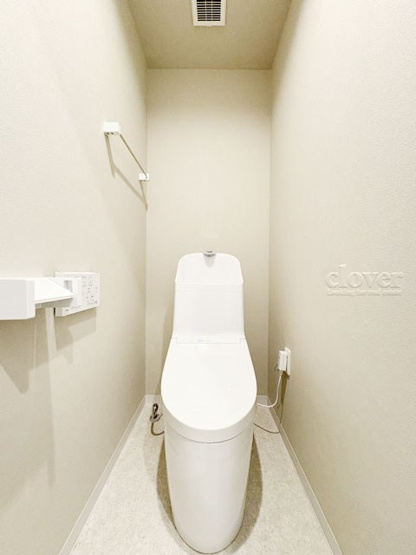 【トイレ】 | グリーンキャピタル中野江原町 | 温水洗浄便座付き　トイレはもともと個人の領域である自宅の中でも、最もプライベートな空間です。だからこそ、ほしい「落ち着き」がここにあります。～即日のご見学可能～　お問合せはお気軽にどうぞ。