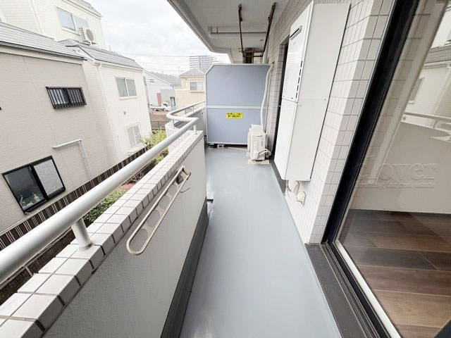 【バルコニー】 | グリーンキャピタル中野江原町 | バルコニーの様子。ここからの眺めが、日々のストレスを発散してくれることでしょう。ちなみにバルコニーは専有部分ではなく「共用部分」の扱いです。～即日のご見学可能～　お問合せはお気軽にどうぞ。