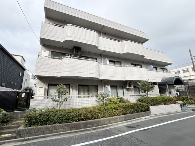 【現況写真】 | グリーンキャピタル中野江原町 | 手入れの行き届いた外壁やエントランスなど、「見ればわかる」レベルで清潔感を保ったマンションです。築年数を感じさせない姿で皆様をお出迎えします。～即日のご見学可能～　お問合せはお気軽にどうぞ。
