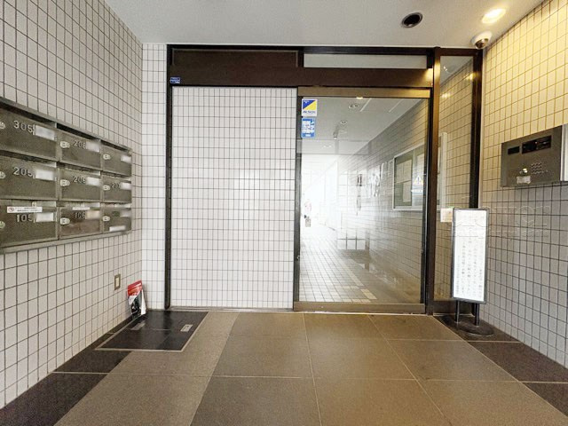 【ロビー】 | グリーンキャピタル中野江原町 | 集合ポストなどを備えたエントランスホール。ここもマンションの顔となる部分であり、しっかりと清掃の行き届いたさまに安心感をおぼえます。～即日のご見学可能～　お問合せはお気軽にどうぞ。
