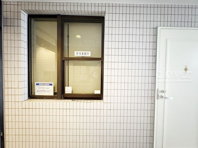 【受付】 | グリーンキャピタル中野江原町 | 管理人さんが勤務する管理室。このマンションがきれいに保たれているのは、もちろん管理人さんのおかげ。～即日のご見学可能～　お問合せはお気軽にどうぞ。