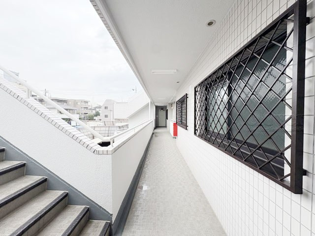【その他共用部分】 | グリーンキャピタル中野江原町 | 共用廊下です。ここもきれいに清掃されています。周囲のお部屋の様子も、ぜひ伺ってみてください。～即日のご見学可能～　お問合せはお気軽にどうぞ。
