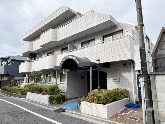 【外観】 | グリーンキャピタル中野江原町 | 手入れの行き届いた外壁やエントランスなど、「見ればわかる」レベルで清潔感を保ったマンションです。築年数を感じさせない姿で皆様をお出迎えします。～即日のご見学可能～　お問合せはお気軽にどうぞ。
