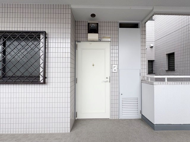 【その他共用部分】 | グリーンキャピタル中野江原町 | 皆様をお迎えする、お部屋の玄関ドア。開けやすさや開放角度、ドアノブの操作しやすさや鍵の形状などを、現地で一度ご確認ください。～即日のご見学可能～　お問合せはお気軽にどうぞ。