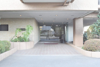 【エントランス】 | お客様を、そして住人を出迎えてくれるマンションのエントランス。ゴミが落ちていないことからも、管理状態の良さや住民の節度の高さが見て取れます。～即日のご見学可能～　お問合せはお気軽にどうぞ。
