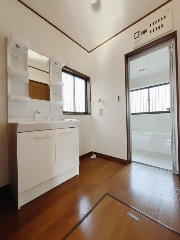 【中古戸建】本庄市東台2丁目の独立洗面台|■洗面室｜大きな鏡で朝の身支度もラクラク♪毎日の忙しい準備が楽しくなる洗面所です(^^♪