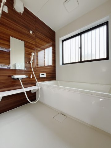 【中古戸建】本庄市東台2丁目の浴室|■浴室｜ゆったり足を伸ばせるサイズの浴室(*＾＾*)　夜間のお洗濯や、雨の日のお洗濯に大活躍の浴室暖房乾燥機付き！お子さまとの入浴の際に嬉しいエコベンチ浴槽付きです♪