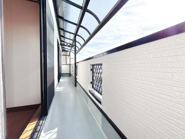 【中古戸建】本庄市東台2丁目のバルコニー|■バルコニー｜プライバシーが守られたインナーバルコニーは、くつろぎの空間としても、アウトドアの空間としても活躍をしてくれます。
