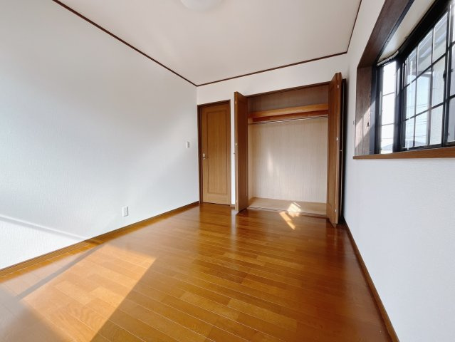 【中古戸建】本庄市東台2丁目の洋室|■2階洋室｜ナチュラルカラーの床です。模様替えなどとても楽しく工夫できます♪陽当たり、風通しもとても良いので毎日快適な生活スタートです！子供部屋にも良いですね♪