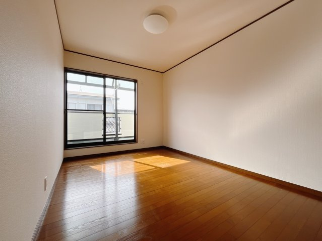 【中古戸建】本庄市東台2丁目の洋室|■2階洋室｜2階洋室には大きな窓をご用意しています。日中はあたたかな日差し差し込み自分時間も充実できますね＾＾