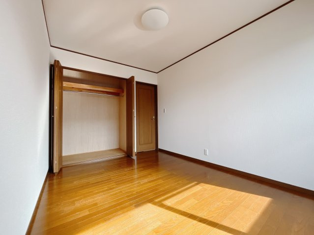 【中古戸建】本庄市東台2丁目の洋室|■2階洋室｜2階各居室には収納をご用意しています♪常にお部屋を綺麗に保てます！小さなお子様も自然とお片付けができるようになるのでうれしいですよね！