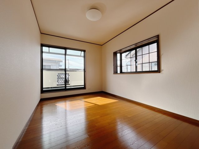 【中古戸建】本庄市東台2丁目の洋室|■2階洋室｜お子様の一人部屋にピッタリな洋室。木のぬくもりを感じるフローリングは、天然木の味わいが時とともに深みを増していきます。また、傷にも強く、フリーワックスでお手入れもラクラクです♪