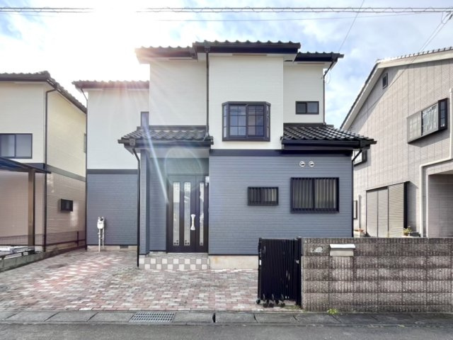 【中古戸建】本庄市東台2丁目の外観|■外観｜土日のご見学はもちろん、平日・夜間のご案内も大歓迎です♪「今から見たい」や「仕事終わりに見たい」にもご対応できますのでお気軽にお問い合わせください♪