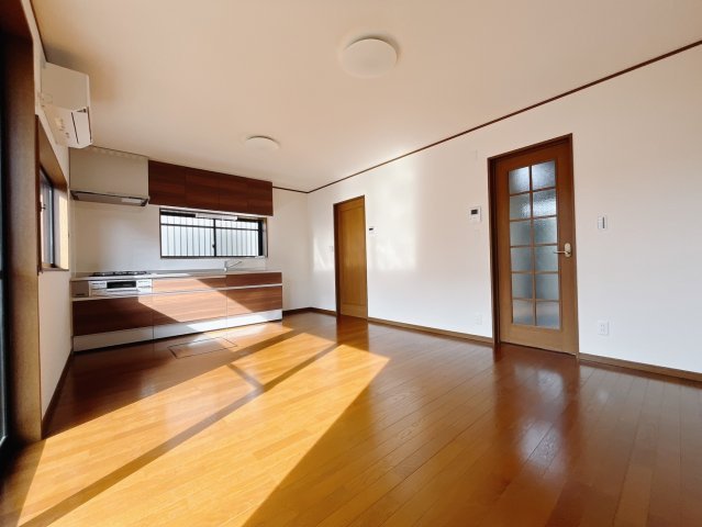 【中古戸建】本庄市東台2丁目の居間・リビング|■リビング｜時の流れと共に陽射しは装いを変え空間に新たな彩りを与えます。一日中家に居ても飽きることなく過ごすことができる素敵な空間です♪