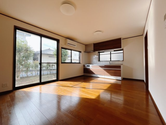 【中古戸建】本庄市東台2丁目の居間・リビング|■リビング｜陽当たり良好のリビングダイニング♪賃貸では叶わなかった、お友達とのホームパーティや大音量で映画やテレビを楽しむことができます(*^^*)